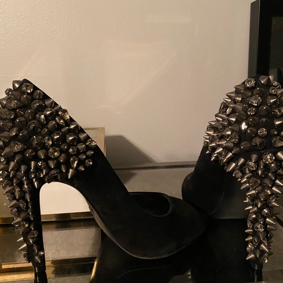 Shoes - Picture 3 of 8